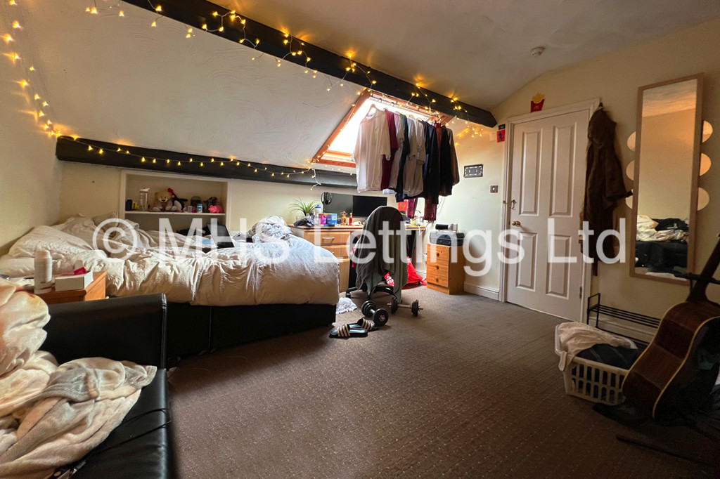 Photo of 8 Bedroom Mid Terraced House in 76 St. Michaels Road, Leeds, LS6 3BG