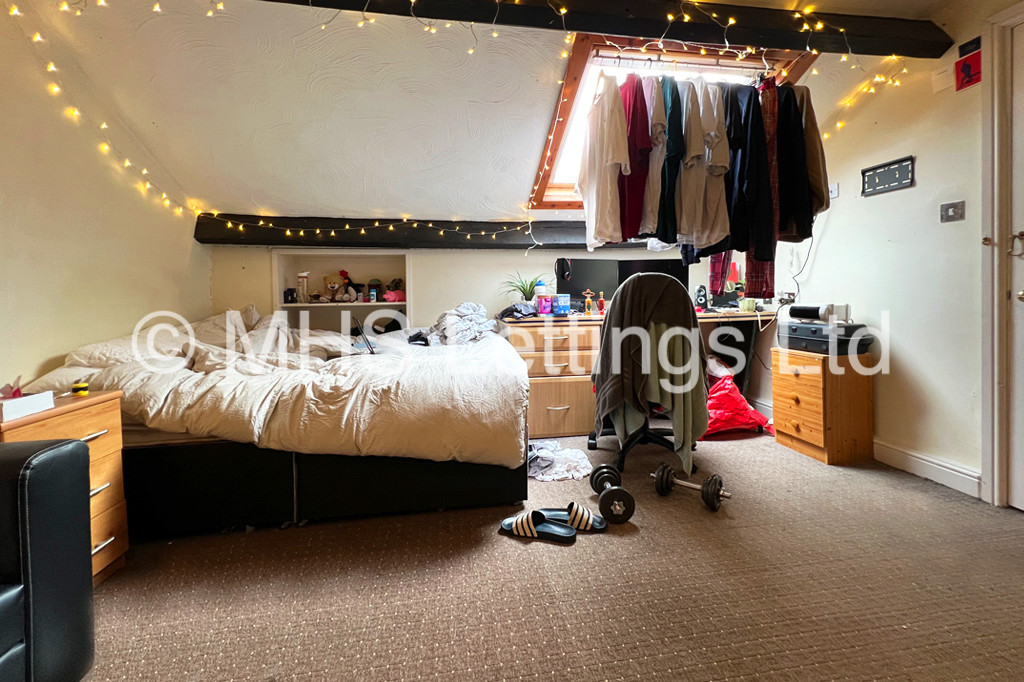 Photo of 8 Bedroom Mid Terraced House in 76 St. Michaels Road, Leeds, LS6 3BG