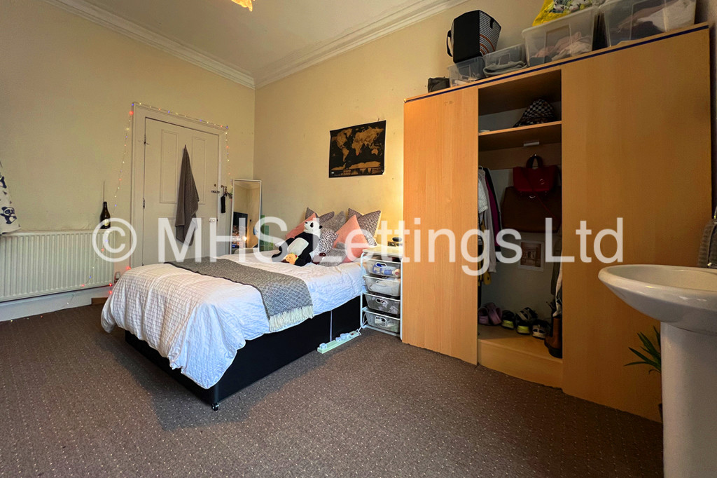 Photo of 8 Bedroom Mid Terraced House in 76 St. Michaels Road, Leeds, LS6 3BG
