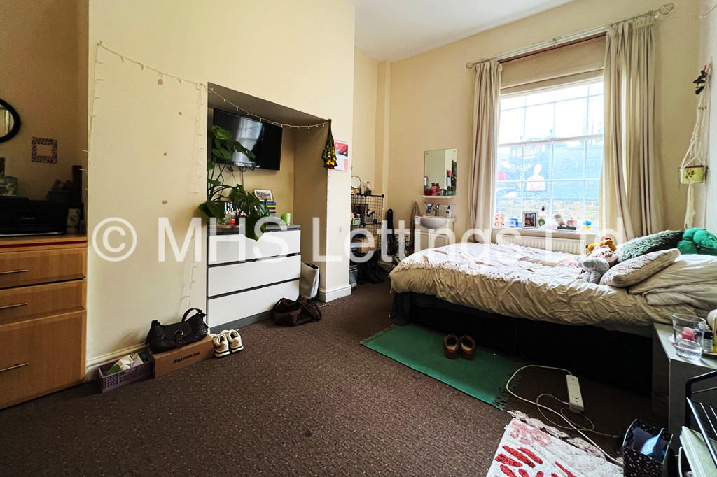 Photo of 8 Bedroom Mid Terraced House in 76 St. Michaels Road, Leeds, LS6 3BG