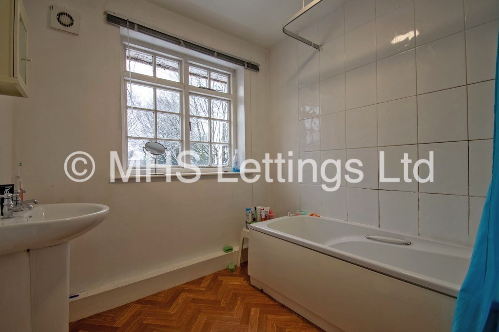 Photo of 3 Bedroom Mid Terraced House in 3 North Grange Mews, Leeds, LS6 2EW