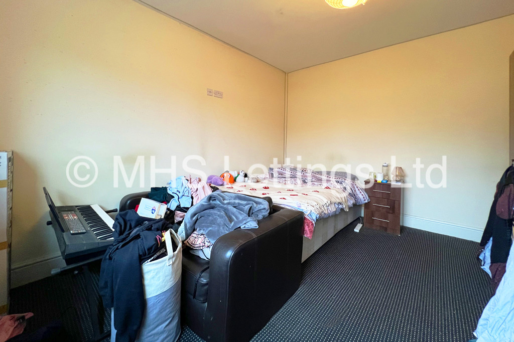 Photo of 4 Bedroom Semi-Detached House in 52 Dennistead Crescent, Leeds, LS6 3PU
