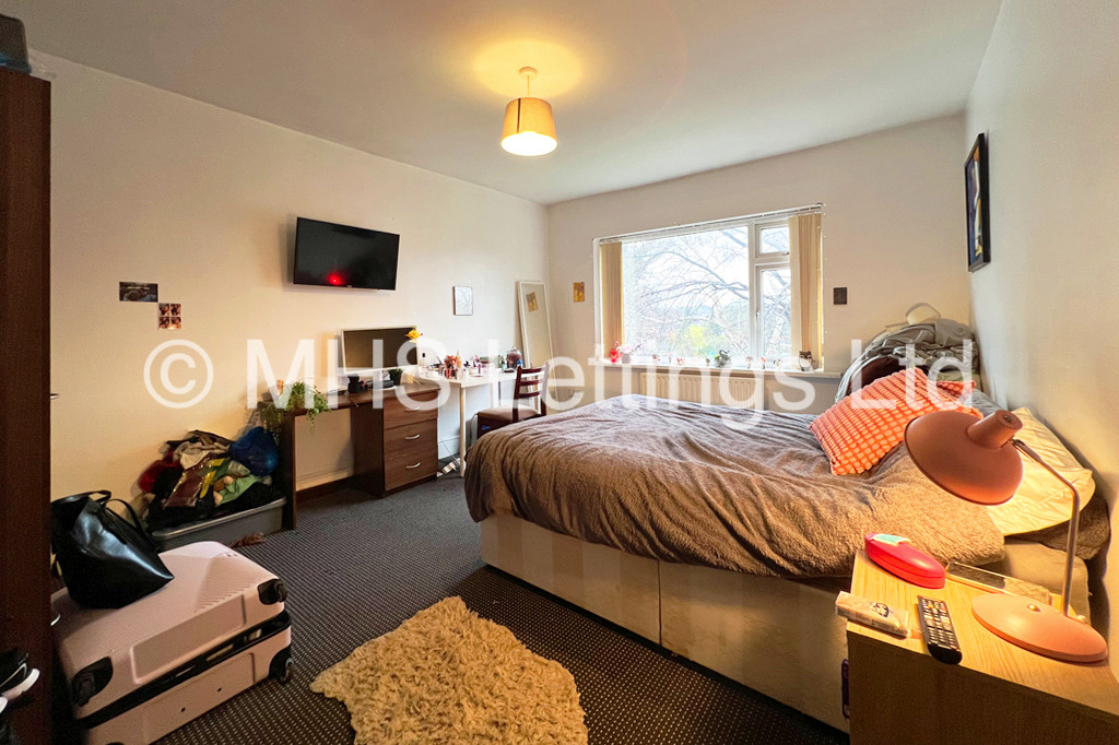 Photo of 4 Bedroom Semi-Detached House in 52 Dennistead Crescent, Leeds, LS6 3PU