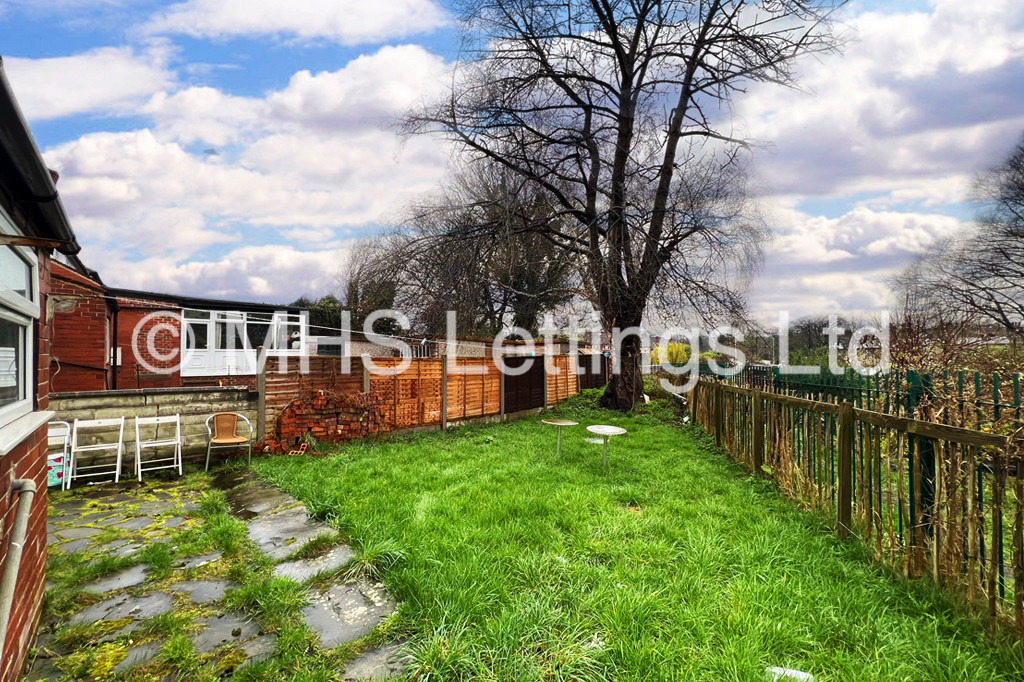 Photo of 4 Bedroom Semi-Detached House in 52 Dennistead Crescent, Leeds, LS6 3PU