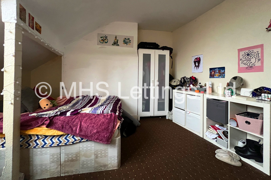 Photo of 4 Bedroom Mid Terraced House in 1 Wrangthorn Place, Leeds, LS6 1HB