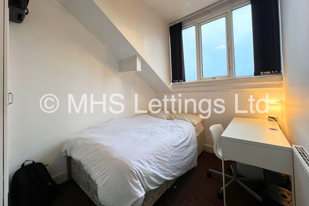 Photo of 4 Bedroom Mid Terraced House in 1 Wrangthorn Place, Leeds, LS6 1HB