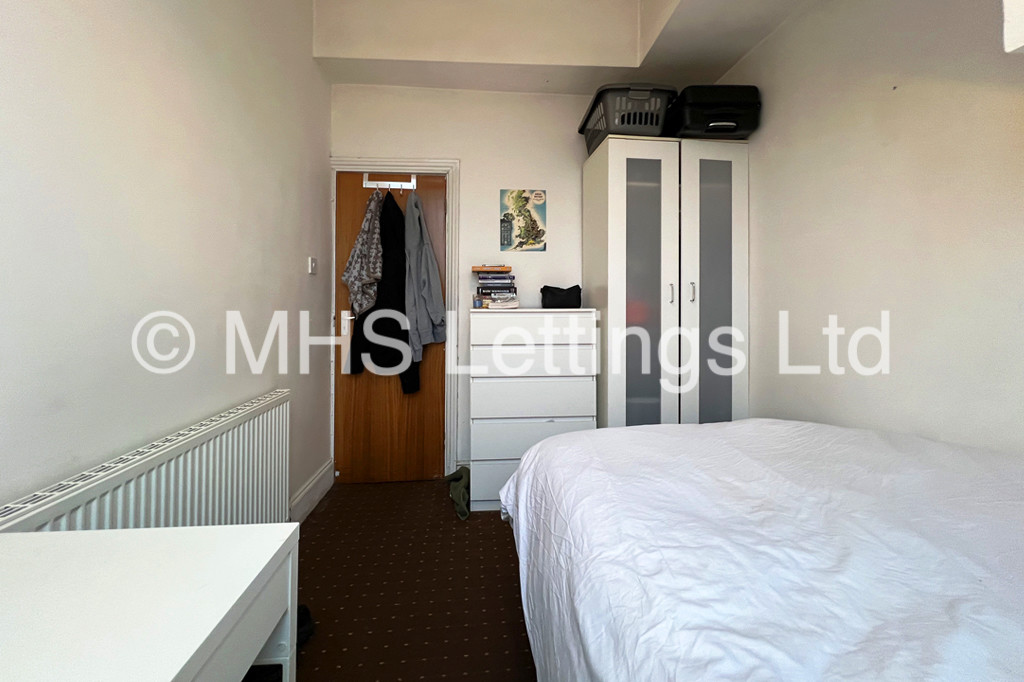 Photo of 4 Bedroom Mid Terraced House in 1 Wrangthorn Place, Leeds, LS6 1HB