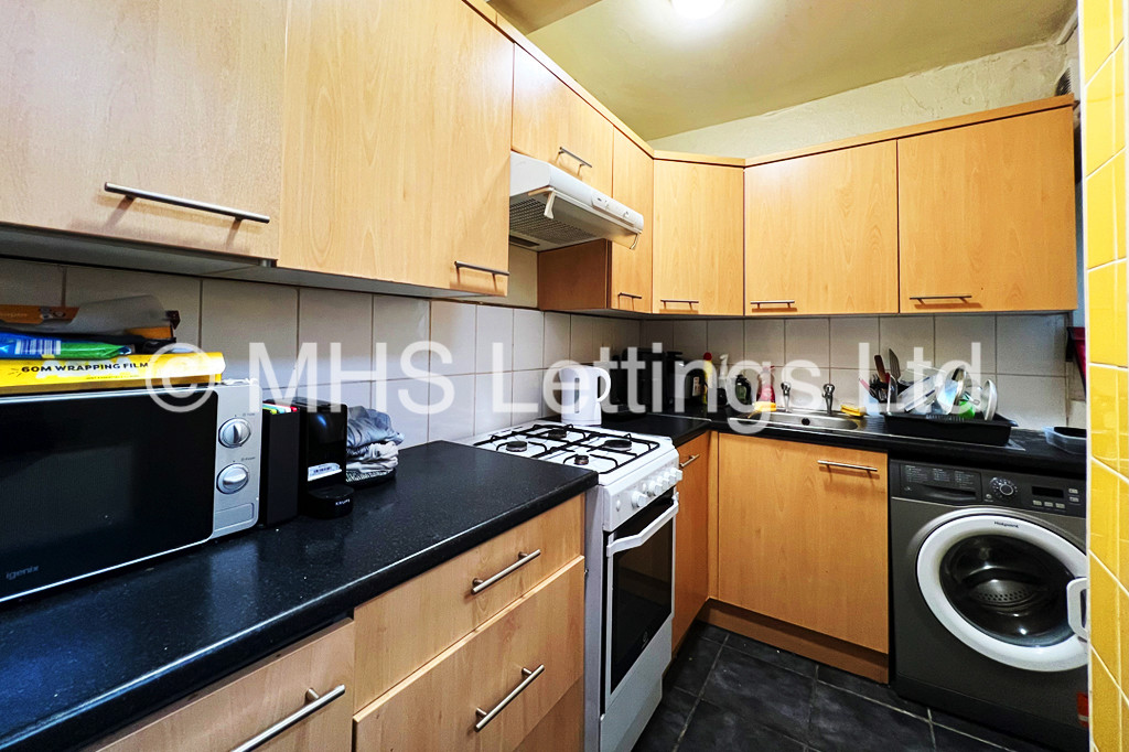 Photo of 4 Bedroom Mid Terraced House in 1 Wrangthorn Place, Leeds, LS6 1HB
