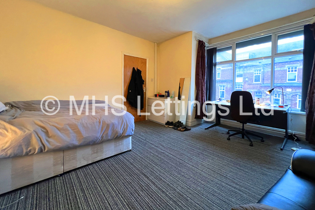 Photo of 4 Bedroom Mid Terraced House in 1 Wrangthorn Place, Leeds, LS6 1HB