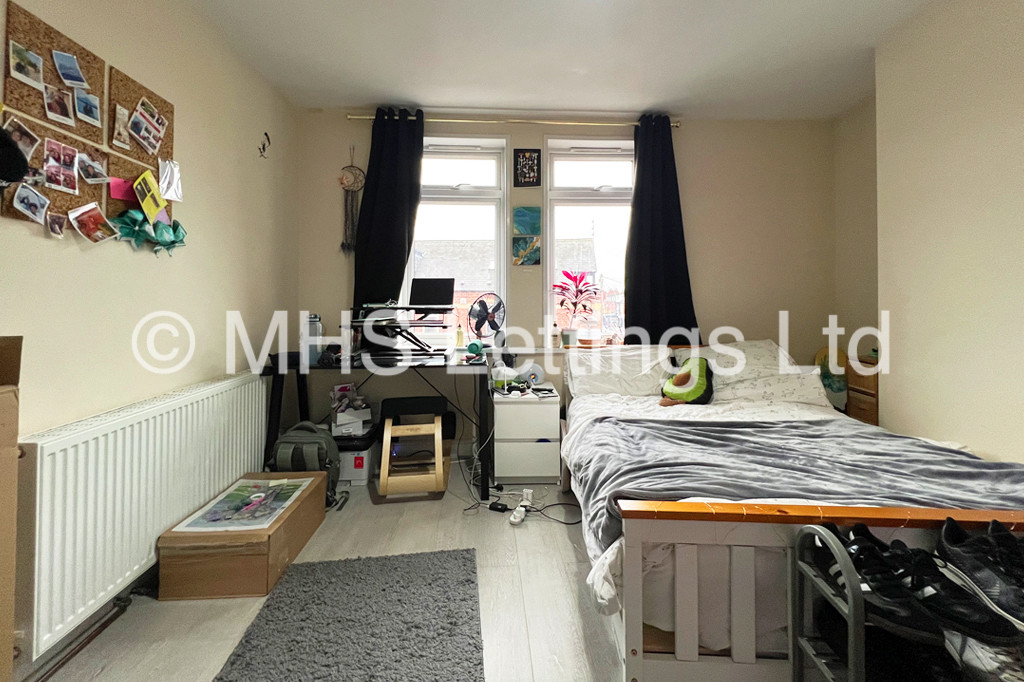 Photo of 4 Bedroom Mid Terraced House in 1 Wrangthorn Place, Leeds, LS6 1HB