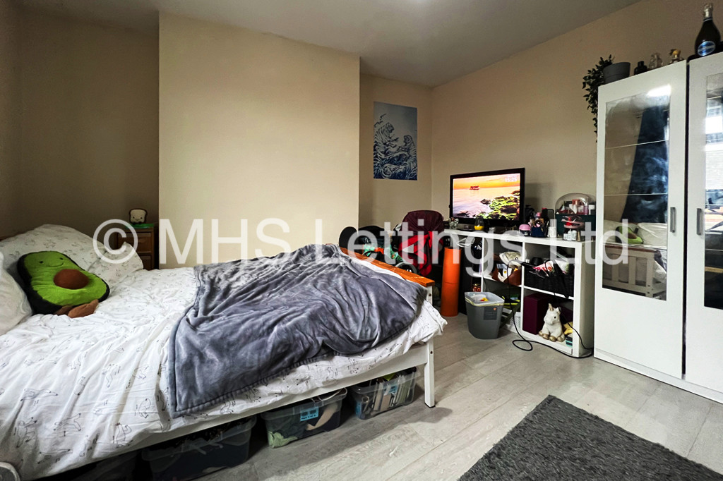 Photo of 4 Bedroom Mid Terraced House in 1 Wrangthorn Place, Leeds, LS6 1HB