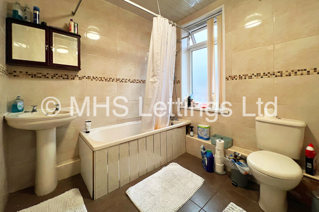 Photo of 4 Bedroom Mid Terraced House in 1 Wrangthorn Place, Leeds, LS6 1HB