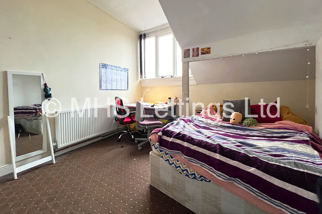 Photo of 4 Bedroom Mid Terraced House in 1 Wrangthorn Place, Leeds, LS6 1HB
