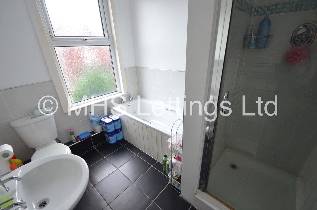Photo of 3 Bedroom Mid Terraced House in 6 Beechwood View, Leeds, LS4 2LP