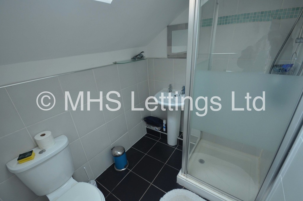 Photo of 3 Bedroom Mid Terraced House in 6 Beechwood View, Leeds, LS4 2LP