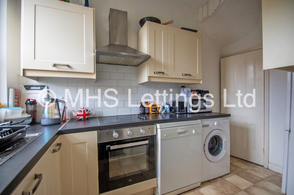 Photo of 3 Bedroom Mid Terraced House in 6 Beechwood View, Leeds, LS4 2LP