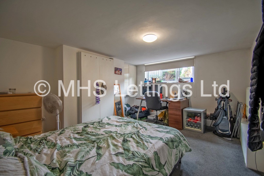 Photo of 3 Bedroom Mid Terraced House in 6 Beechwood View, Leeds, LS4 2LP
