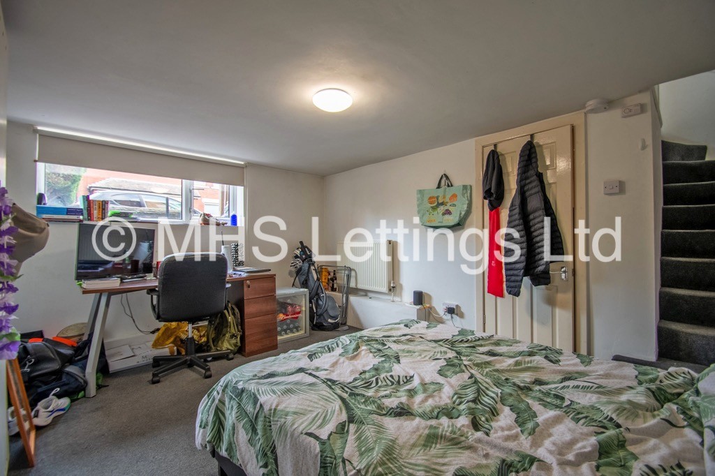 Photo of 3 Bedroom Mid Terraced House in 6 Beechwood View, Leeds, LS4 2LP