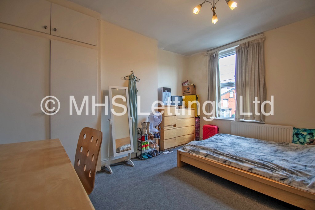 Photo of 3 Bedroom Mid Terraced House in 6 Beechwood View, Leeds, LS4 2LP