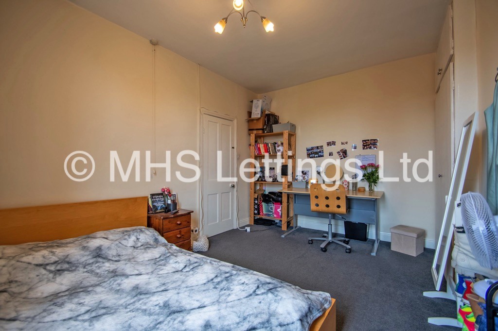 Photo of 3 Bedroom Mid Terraced House in 6 Beechwood View, Leeds, LS4 2LP
