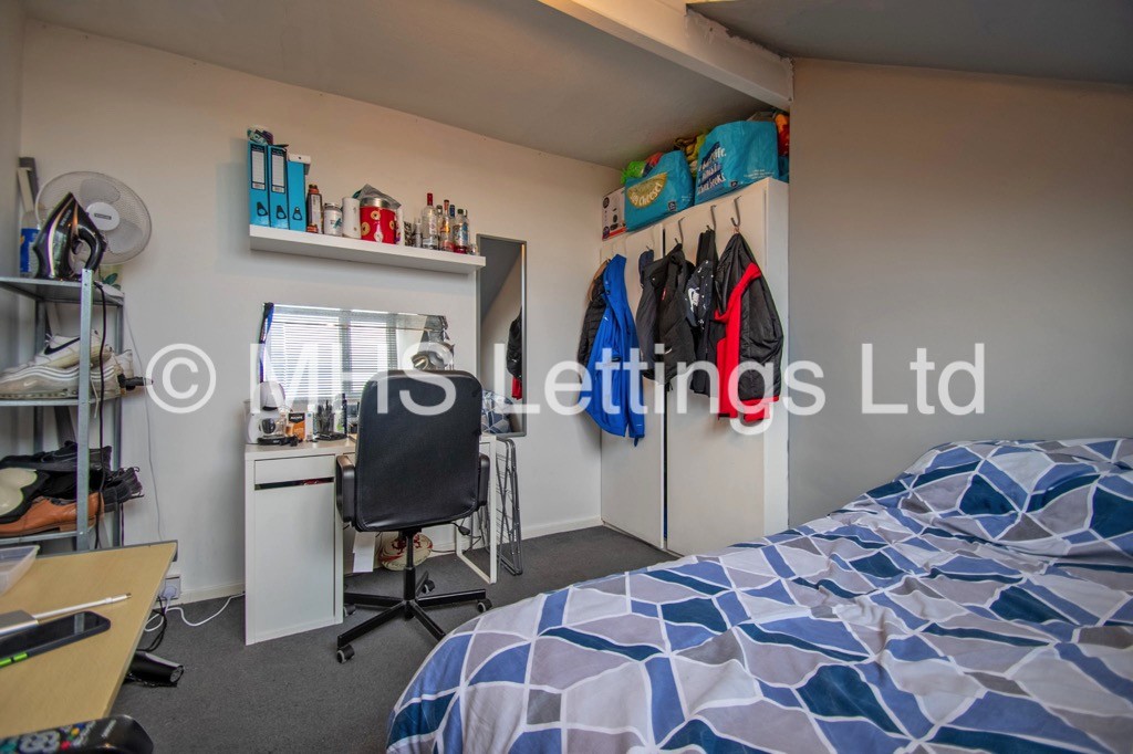 Photo of 3 Bedroom Mid Terraced House in 6 Beechwood View, Leeds, LS4 2LP