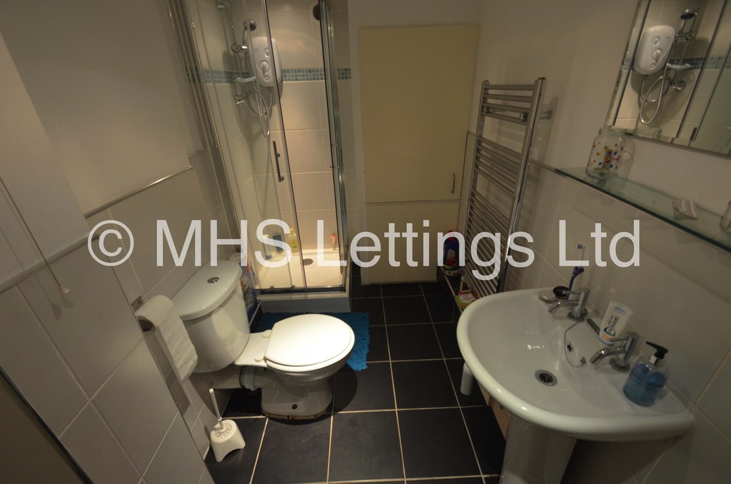 Photo of 3 Bedroom Mid Terraced House in 6 Beechwood View, Leeds, LS4 2LP