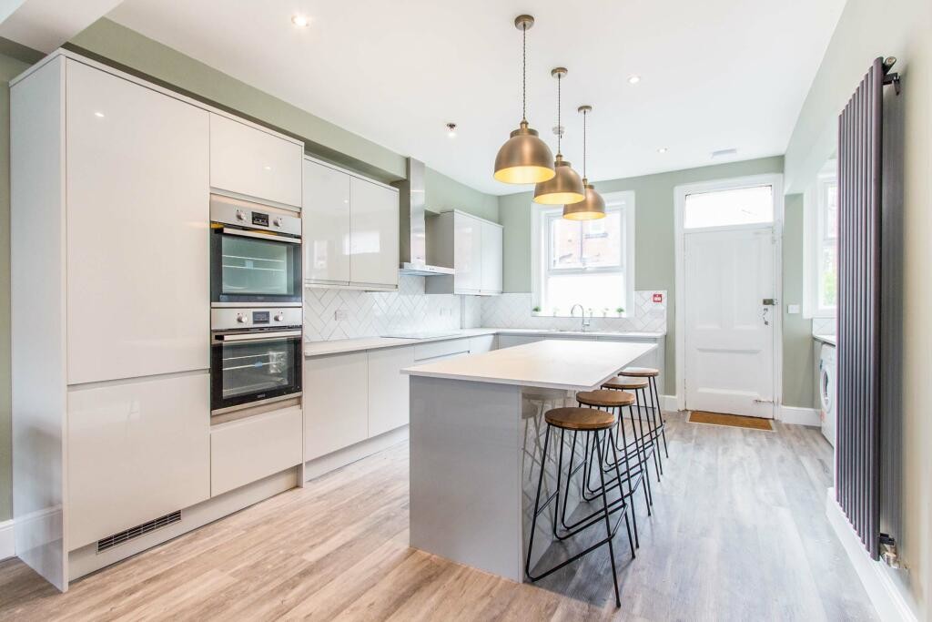 Photo of 6 Bedroom Mid Terraced House in 33 Headingley Avenue, Leeds, LS6 3ER