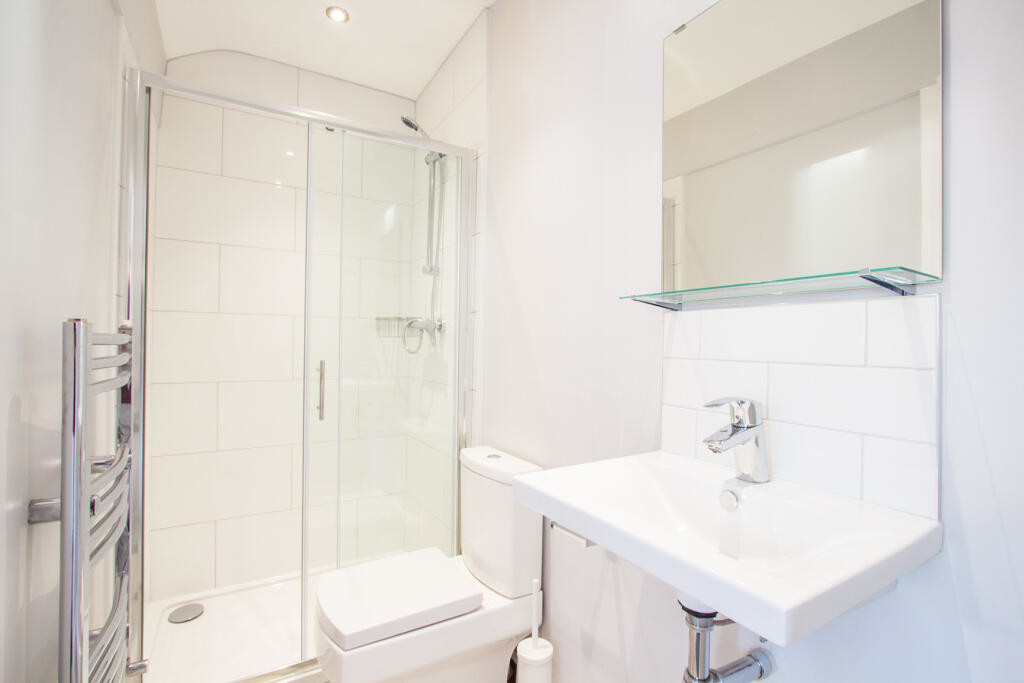 Photo of 6 Bedroom Mid Terraced House in 33 Headingley Avenue, Leeds, LS6 3ER