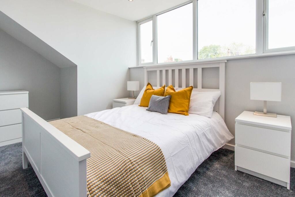 Photo of 6 Bedroom Mid Terraced House in 33 Headingley Avenue, Leeds, LS6 3ER