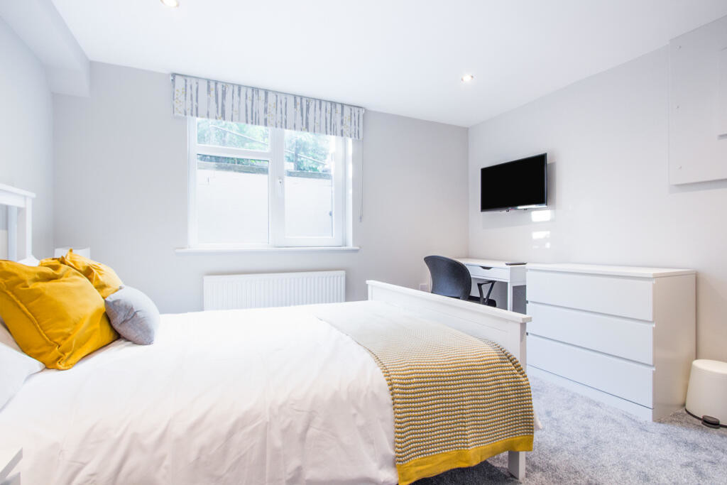Photo of 6 Bedroom Mid Terraced House in 33 Headingley Avenue, Leeds, LS6 3ER