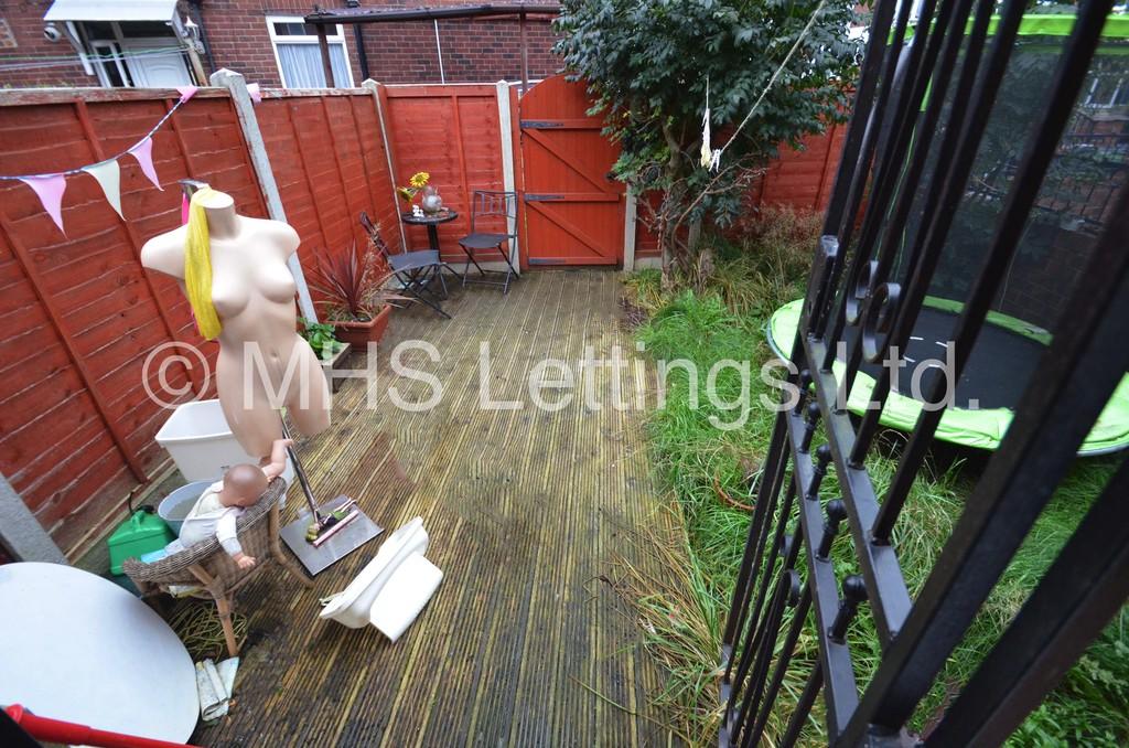 Photo of 3 Bedroom Mid Terraced House in 25 Park View Road, Leeds, LS4 2LG
