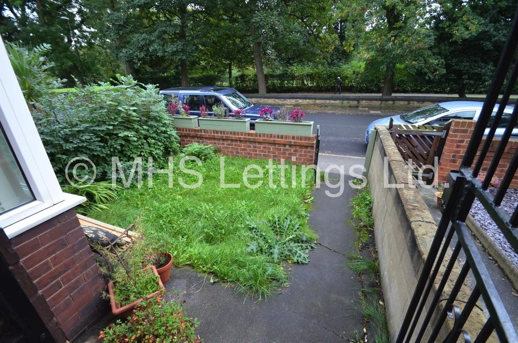 Photo of 3 Bedroom Mid Terraced House in 25 Park View Road, Leeds, LS4 2LG