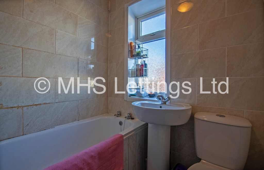 Photo of 3 Bedroom Mid Terraced House in 25 Park View Road, Leeds, LS4 2LG