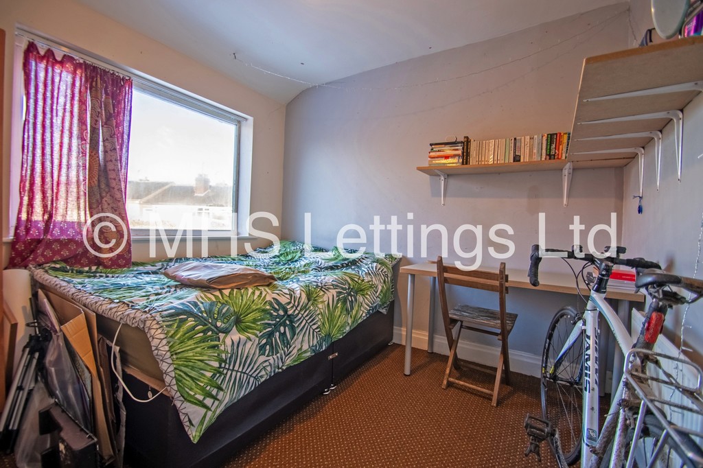 Photo of 3 Bedroom Mid Terraced House in 25 Park View Road, Leeds, LS4 2LG