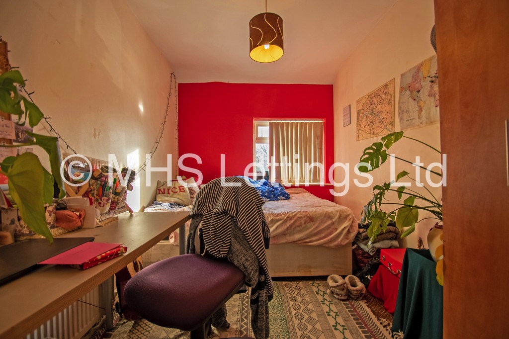 Photo of 3 Bedroom Mid Terraced House in 25 Park View Road, Leeds, LS4 2LG