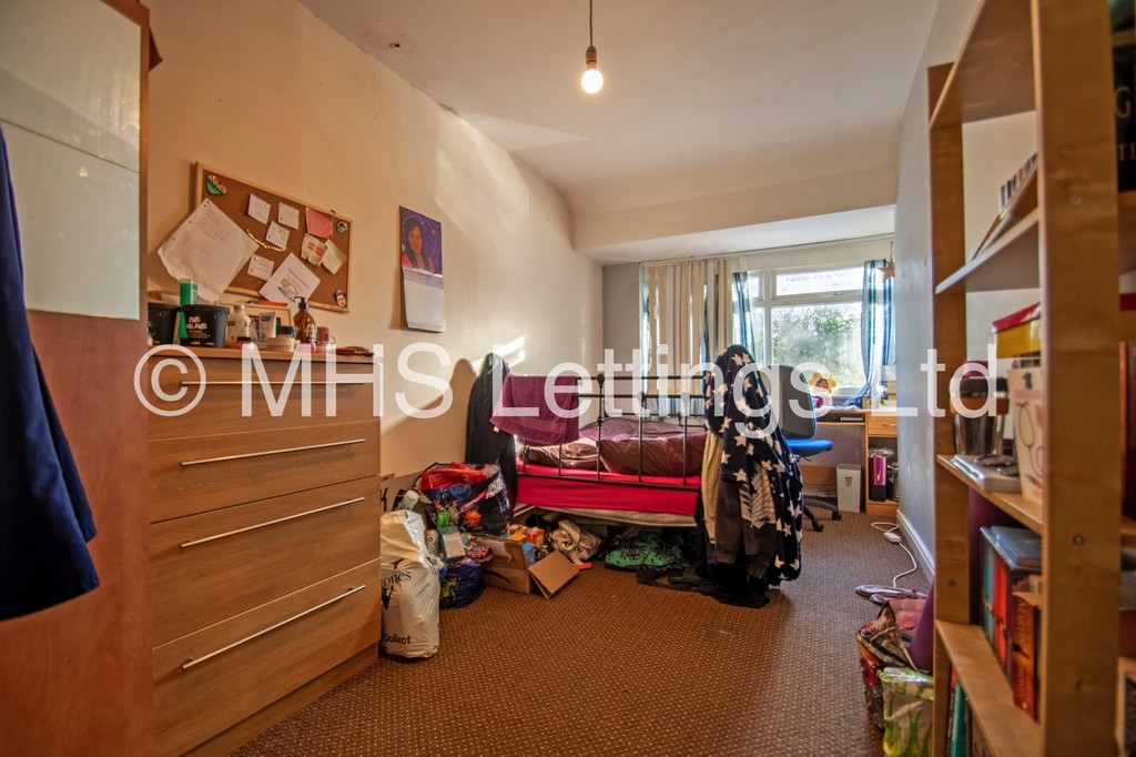 Photo of 3 Bedroom Mid Terraced House in 25 Park View Road, Leeds, LS4 2LG