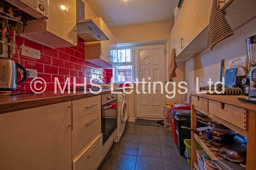 Photo of 3 Bedroom Mid Terraced House in 25 Park View Road, Leeds, LS4 2LG