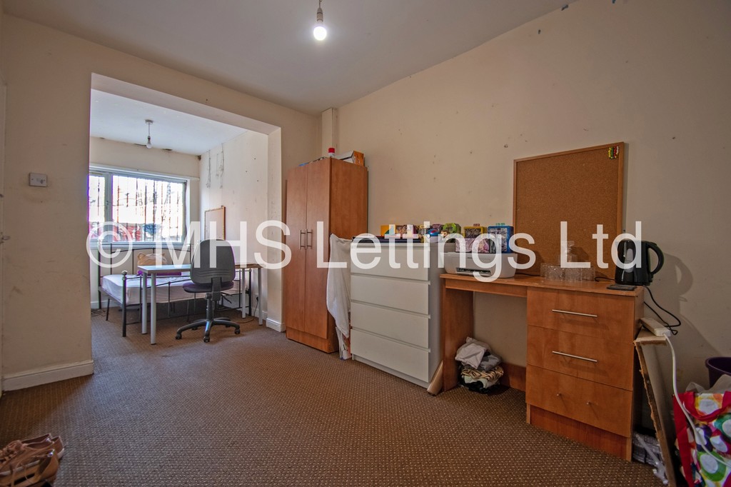 Photo of 3 Bedroom Mid Terraced House in 25 Park View Road, Leeds, LS4 2LG