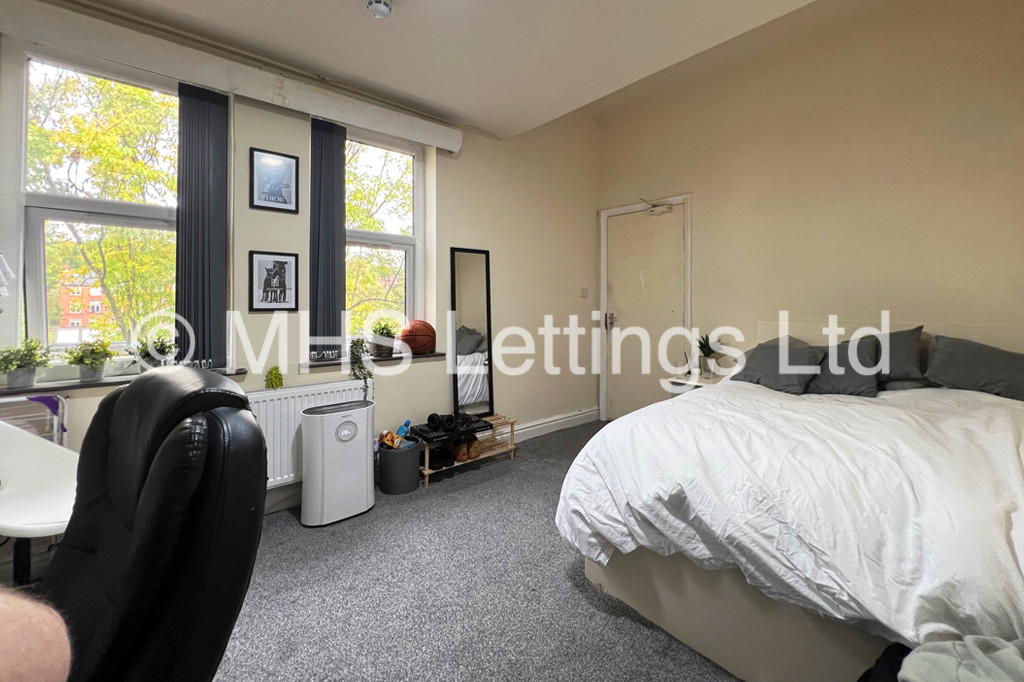 Photo of 6 Bedroom Mid Terraced House in Ash Grove, Leeds, LS6 1AY