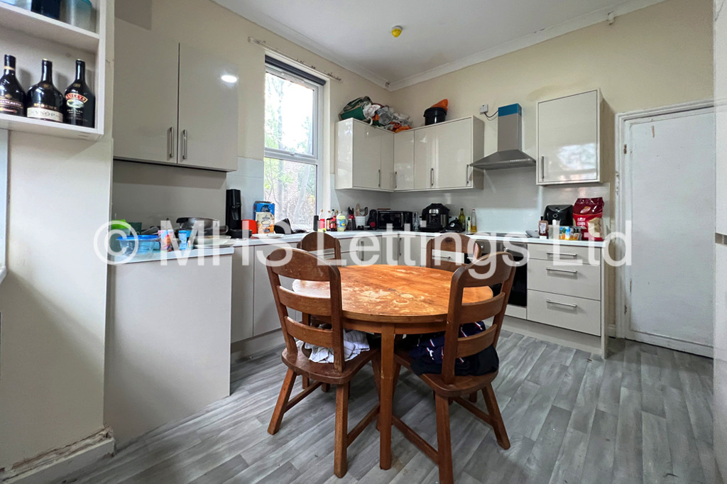 Photo of 6 Bedroom Mid Terraced House in Ash Grove, Leeds, LS6 1AY