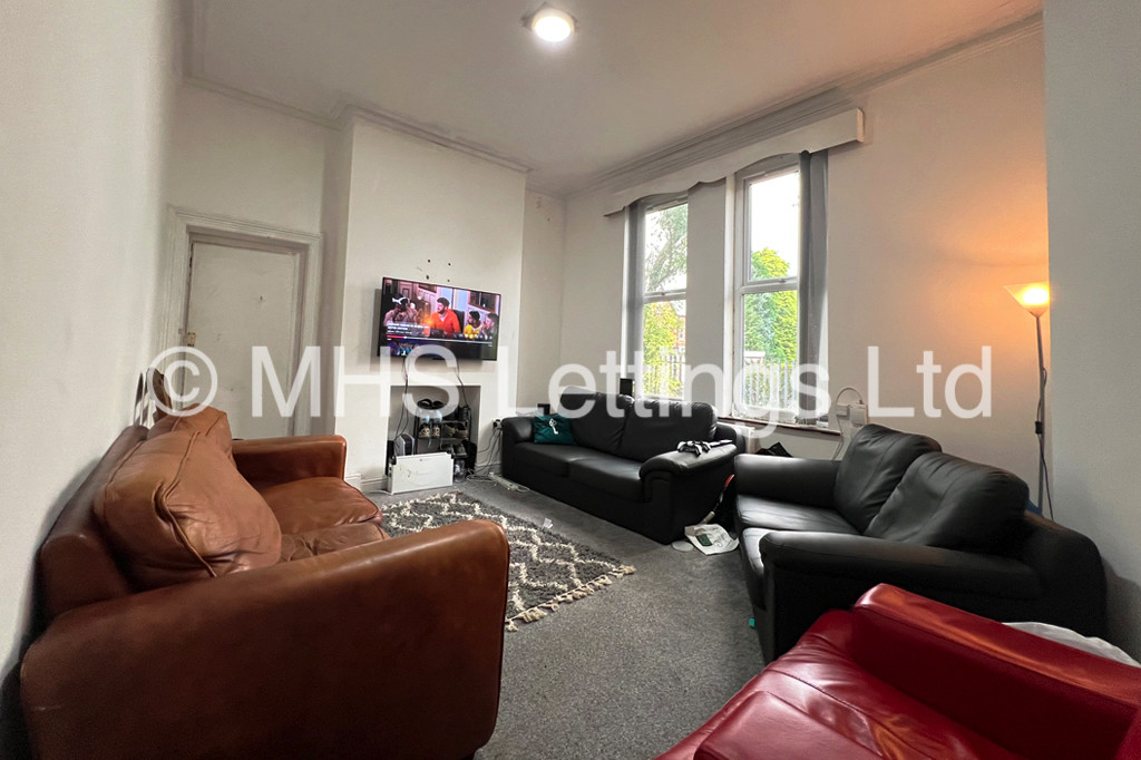 Photo of 6 Bedroom Mid Terraced House in Ash Grove, Leeds, LS6 1AY