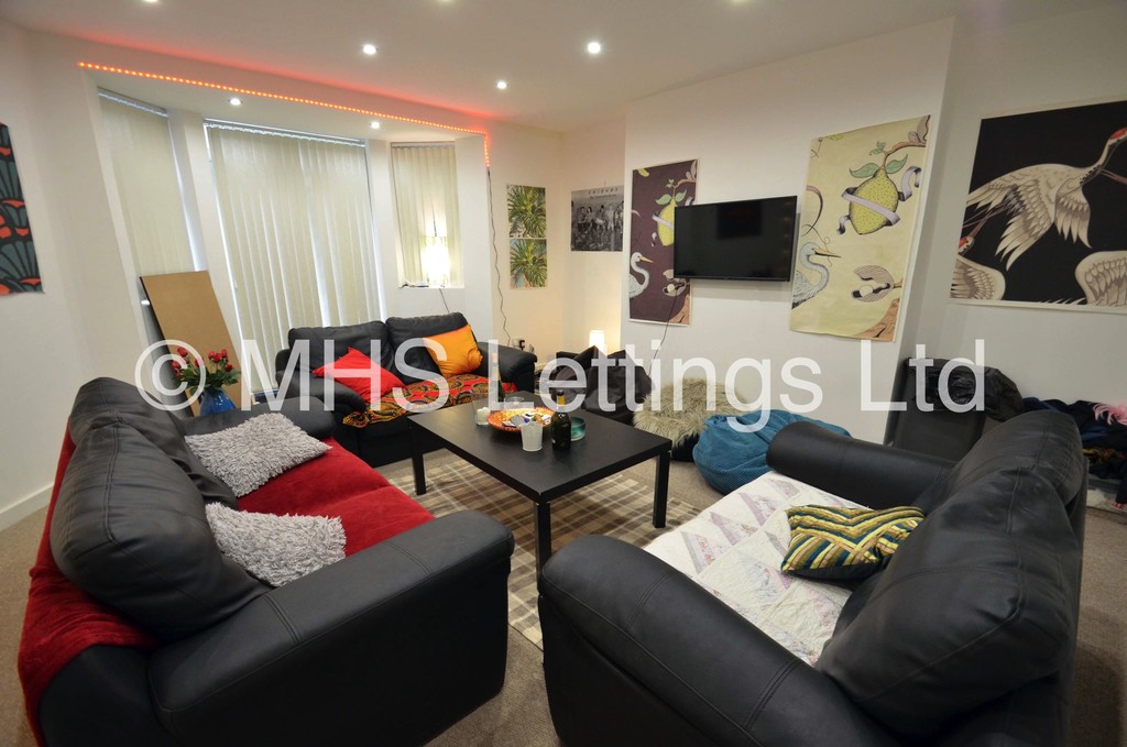 Photo of 6 Bedroom Mid Terraced House in Ash Grove, Leeds, LS6 1AY