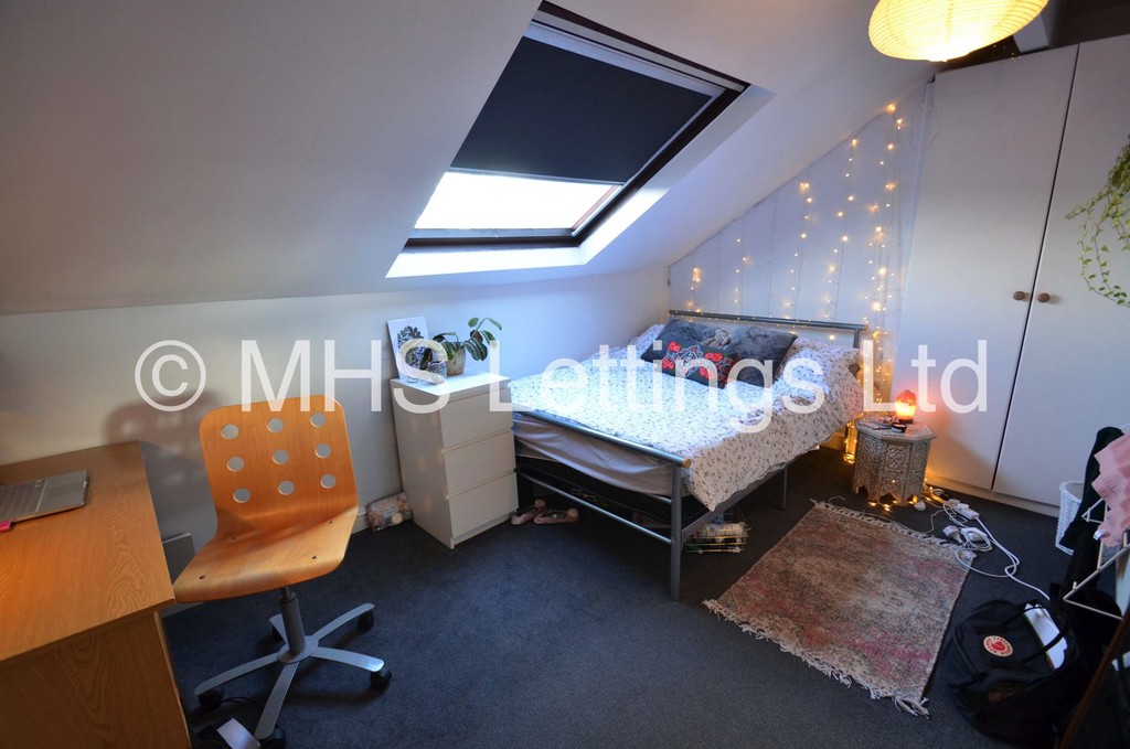 Photo of 4 Bedroom Mid Terraced House in 30 Stanmore Street, Leeds, LS4 2RS
