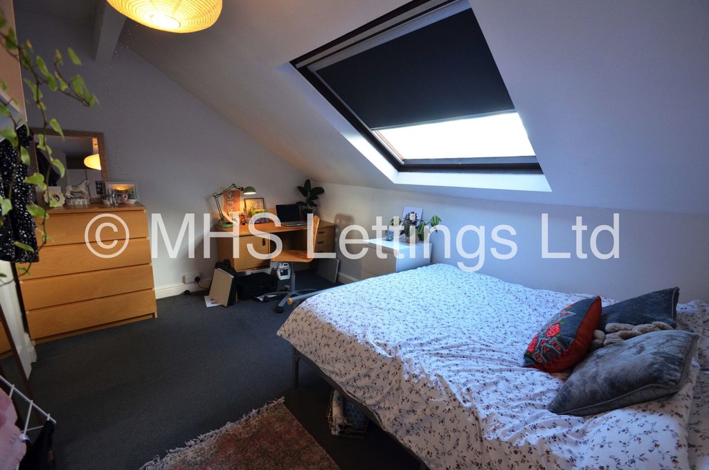 Photo of 4 Bedroom Mid Terraced House in 30 Stanmore Street, Leeds, LS4 2RS