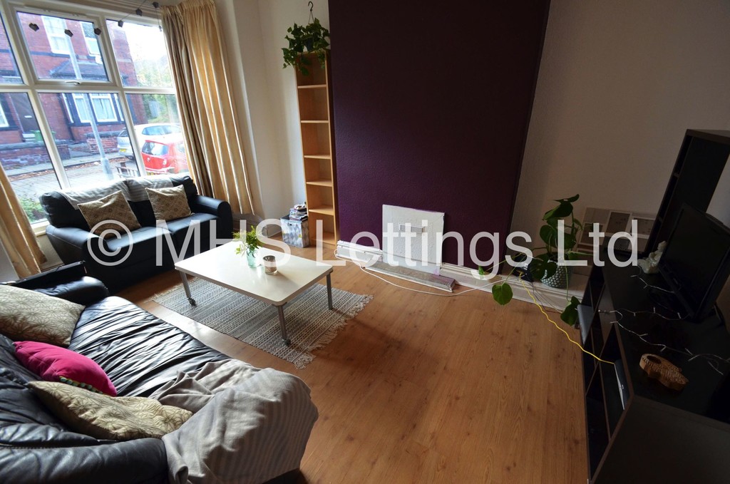 Photo of 4 Bedroom Mid Terraced House in 30 Stanmore Street, Leeds, LS4 2RS