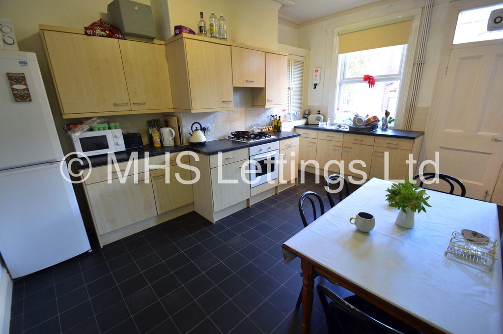 Photo of 4 Bedroom Mid Terraced House in 30 Stanmore Street, Leeds, LS4 2RS