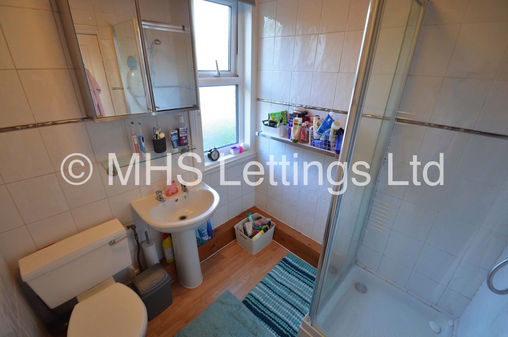 Photo of 4 Bedroom Mid Terraced House in 30 Stanmore Street, Leeds, LS4 2RS