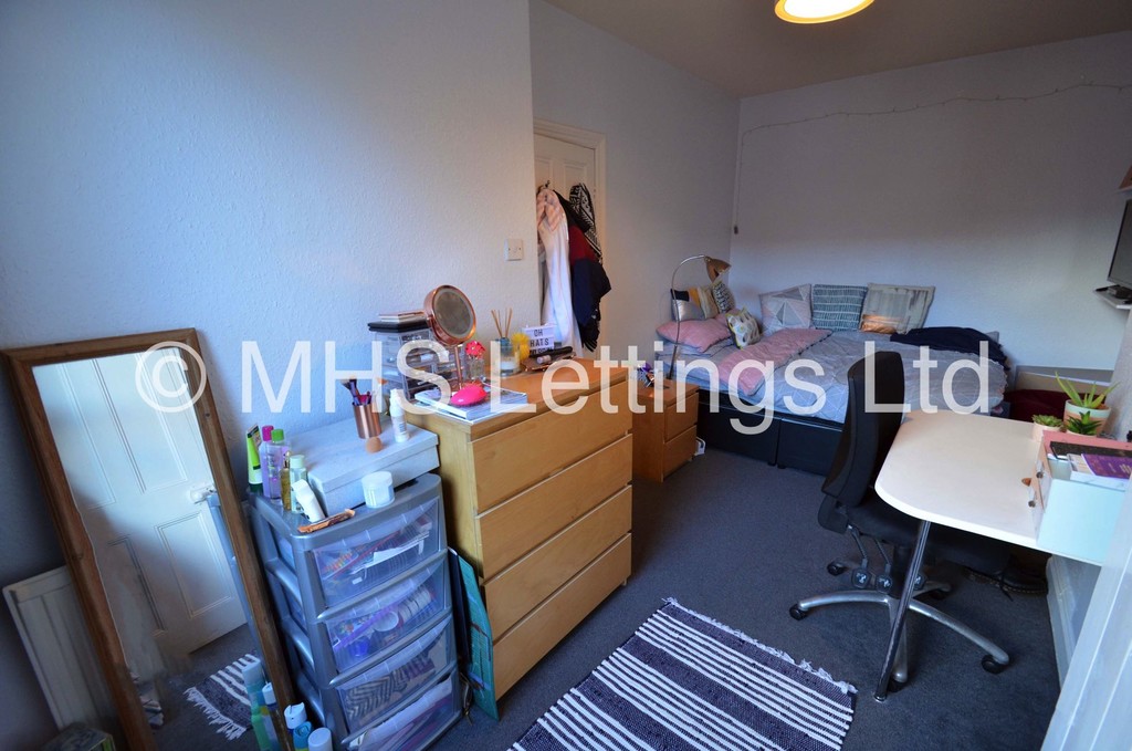 Photo of 4 Bedroom Mid Terraced House in 30 Stanmore Street, Leeds, LS4 2RS