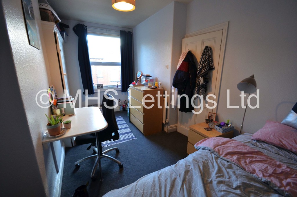 Photo of 4 Bedroom Mid Terraced House in 30 Stanmore Street, Leeds, LS4 2RS