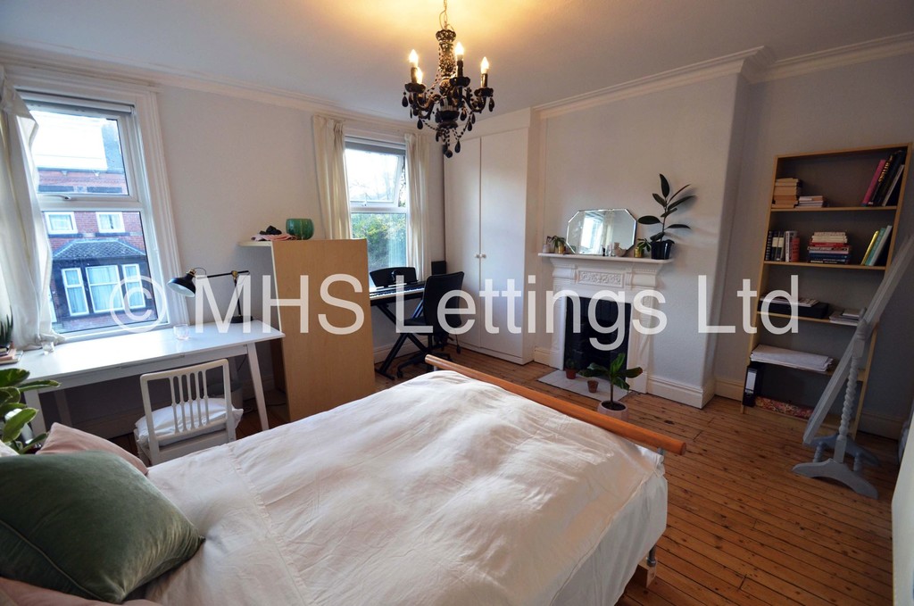 Photo of 4 Bedroom Mid Terraced House in 30 Stanmore Street, Leeds, LS4 2RS
